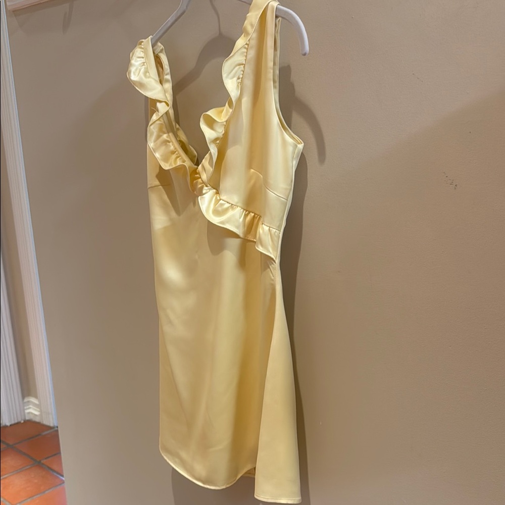 Yellow Ruffle Sleeveless Top - Picture 2 of 3